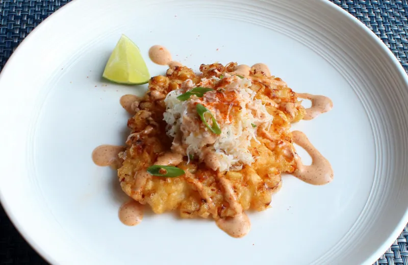 Knapperige verse maïsbeignets met krab en chipotle-limoen dressing