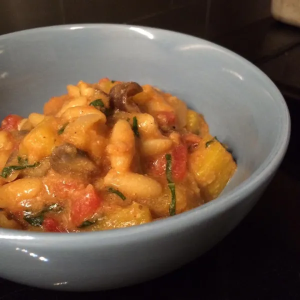 Veganistische Pasta- en Linzenstoofpot