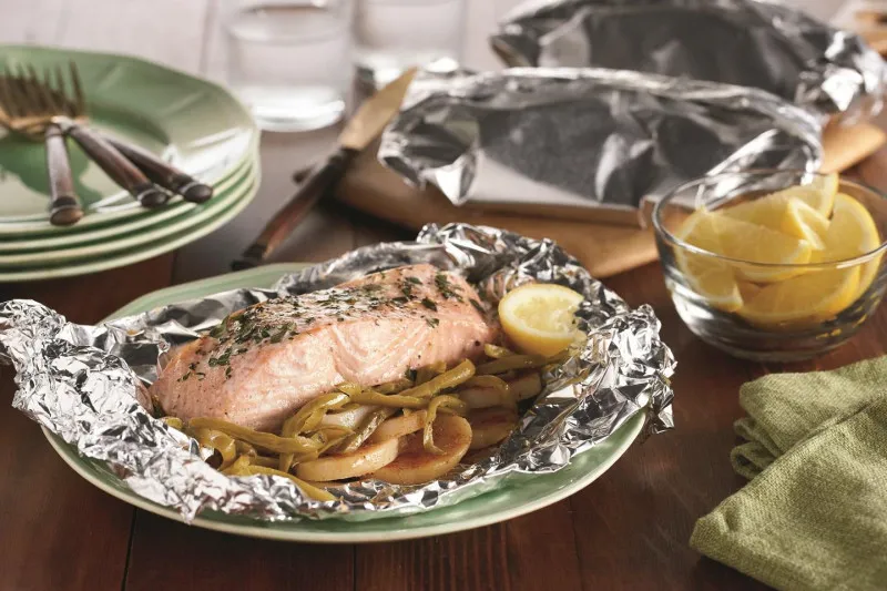 Gegrilde zalmdiner in aluminiumfolie