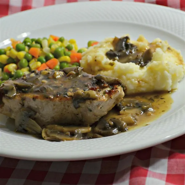 Varkenskoteletten met peper, champignons en kruiden sherry saus