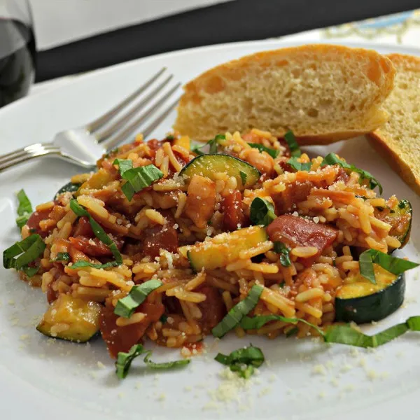 Oogst Van Rijst Met Tomaat En Basilicum Met Pancetta