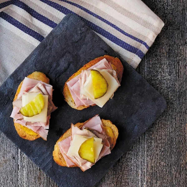 Crostini Van Geroosterd Varkensvlees Op Zijn Cubaans