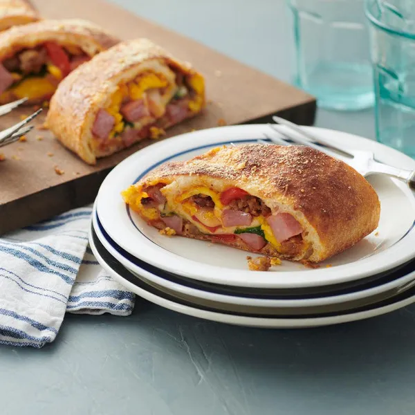 Ontbijt Stromboli Met Ham En Chorizo ​​met Geroosterde Paprika's En Spinazie