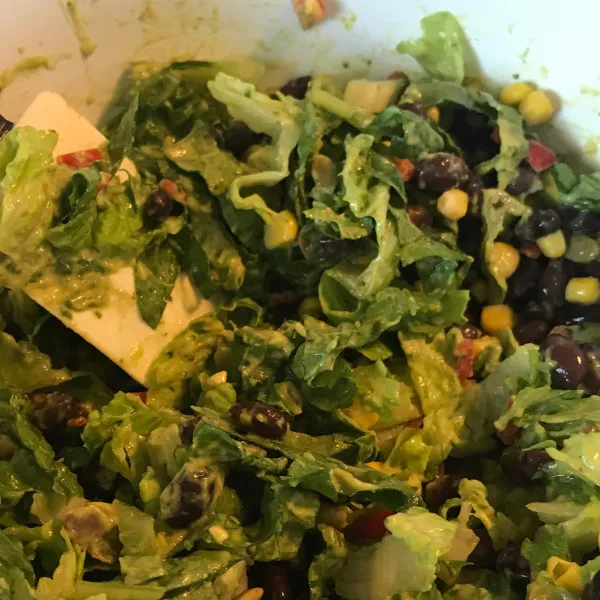 Zwarte Bonensalade Met Avocado-Limoendressing