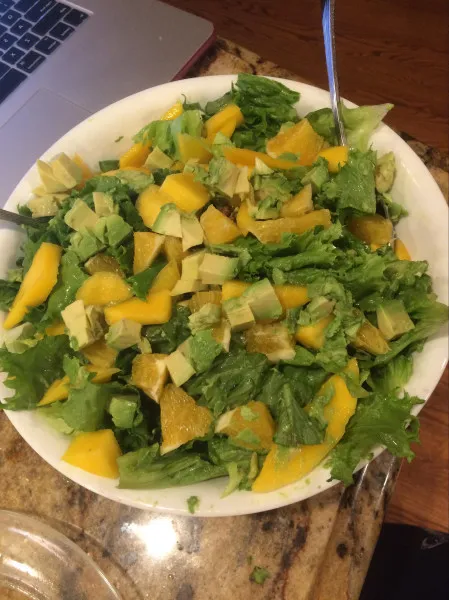 Mango, sinaasappel, grapefruit, avocado en pistache salade