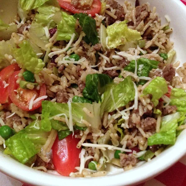 Warme Italiaanse Rijstsalade Met Worst En Sla