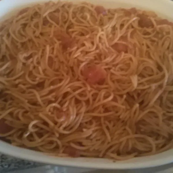 Spaghetti Met Knoflook, Kruiden En Tomaten