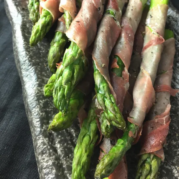 Asperges Omwikkeld Met Prosciutto