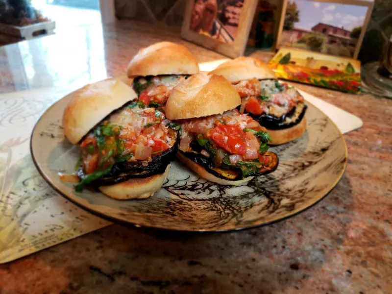 Parmezaanse gegrilde aubergine focaccia
