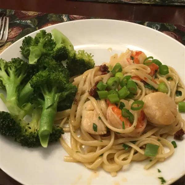 Linguini Met Zeevruchten En Gedroogde Tomaten