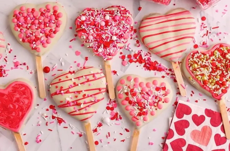 Valentijnskoekjes in de vorm van een lollipop