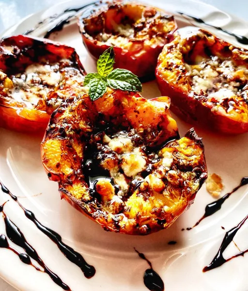 Gegrilde Nectarines Met Blauwe Kaas En Balsamico-reductie
