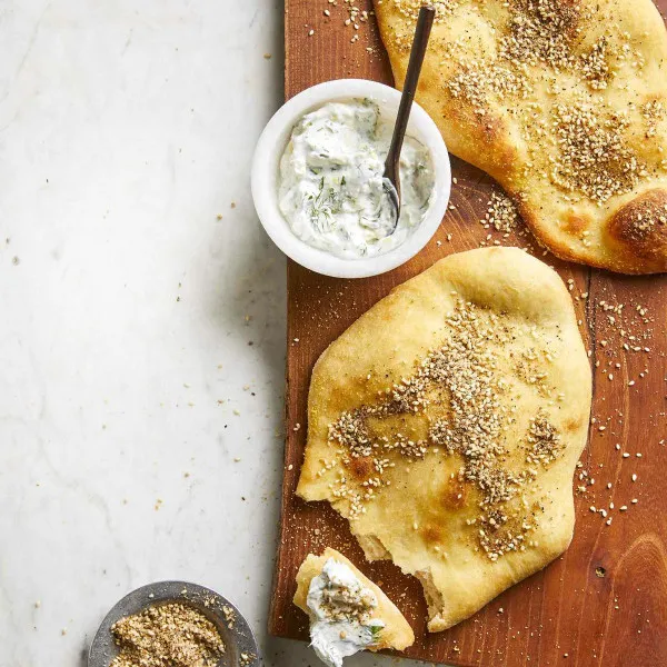 Platbrood Dukkah Met Cheddar Kaas En Yoghurt Saus