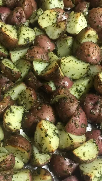 Gekruide Aardappelen Met Knoflook En Peterselie