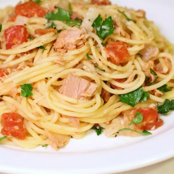 Nana's Tonijn Puttanesca Saus met Spaghetti