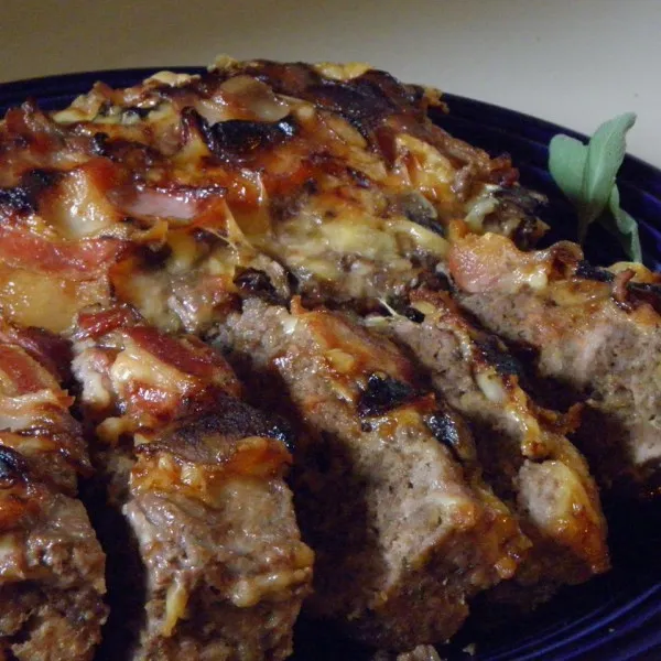 Vleesbrood Met Champignons Omwikkeld Met Spek