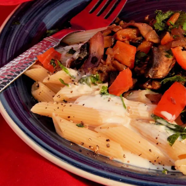 Penne met yoghurtsaus en tahini