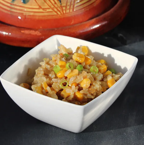 Volkorenrijst Pilaf Met Uien En Maïs
