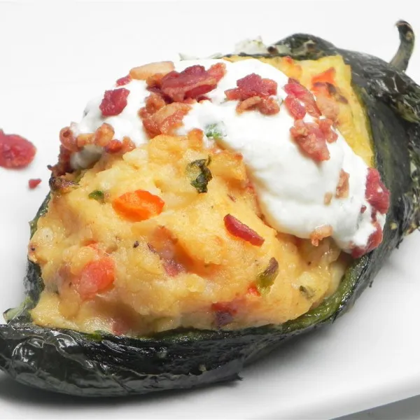 Gevulde Poblano Peppers Met Aardappelen Inverse Aardappelschillen