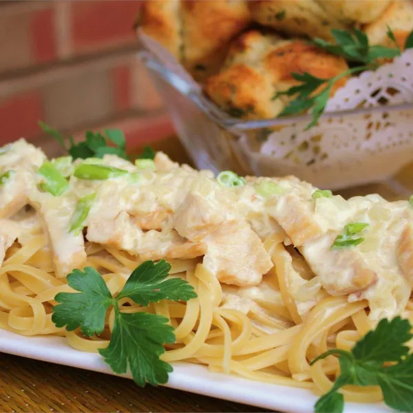 Kip in roomsaus op linguini