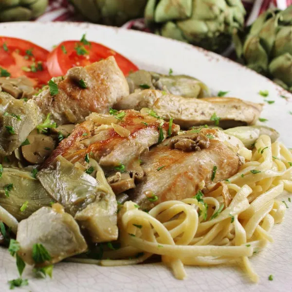 Romantische Kip Met Artisjokken En Champignons