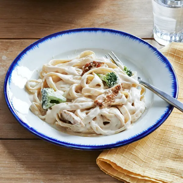 Kip met broccoli Alfredo op fettuccine