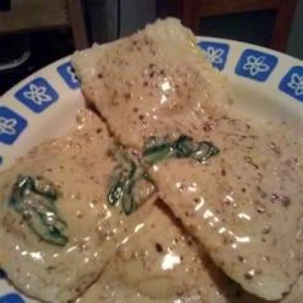 Zelfgemaakte ravioli met verse tomatensaus