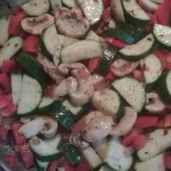 Worst, Courgette En Pasta Met Twee Paprika's