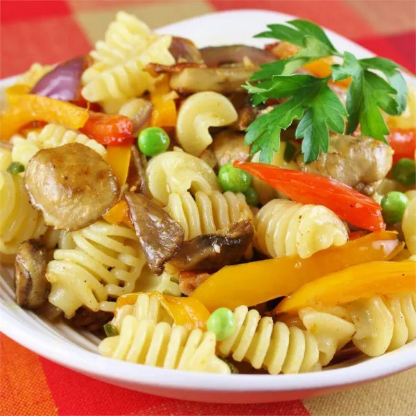 Roerbak met pasta en groenten