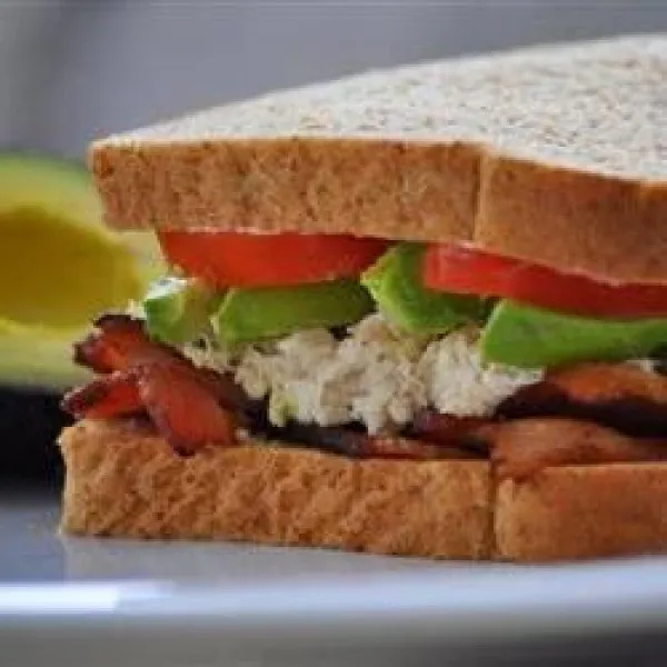 Tuna, Avocado en Spek Sandwich