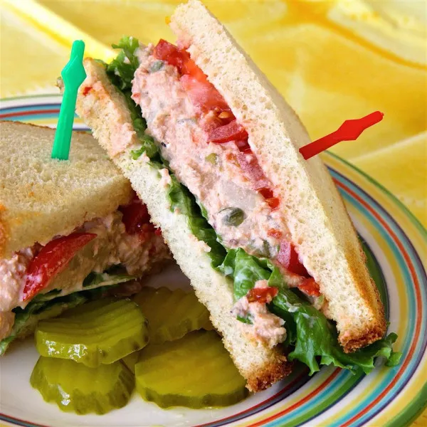 Pittige zalmsalade sandwiches