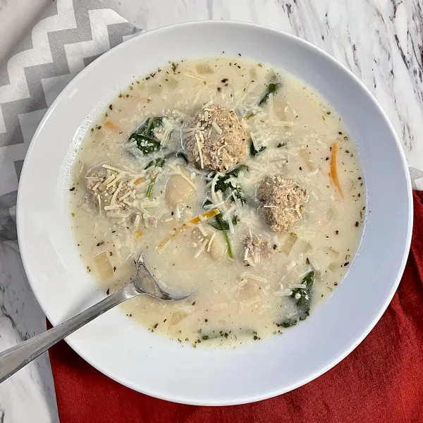 Soep van gnocchi, spinazie en gehaktballen