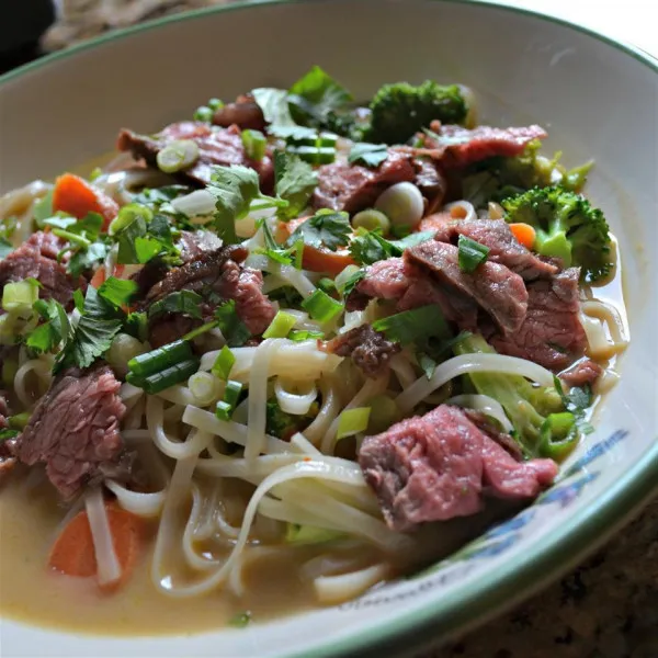 Asiatische Noodle Bowl met Worst en Boerenkool