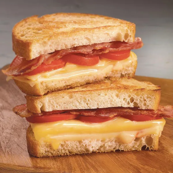 Bacon, Tomaat En Drie Kaas Gegrild Kaas Sandwich
