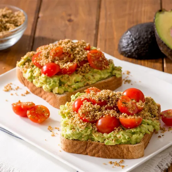 Quaker® Avocado Toast met Zoute Havermout Kruimels