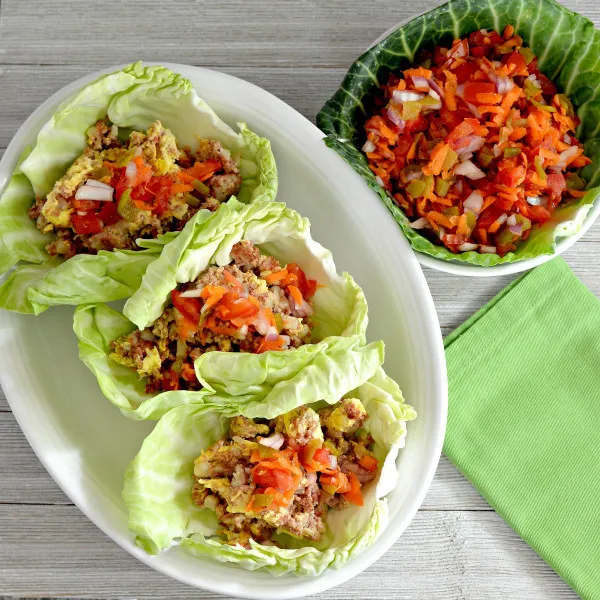Wraps Van Corned Beef En Koolbladeren Met Wortelsaus