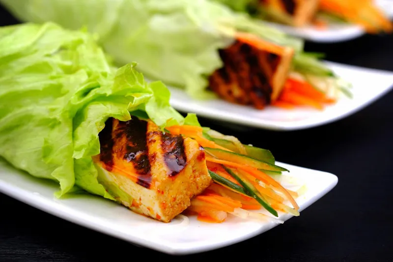 Gekruide tofu wraps met bulgogi en kimchi kool salade