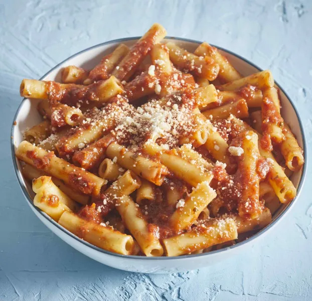 Ziti met tomatensaus en pesto
